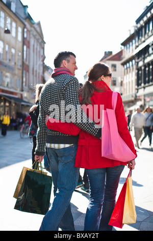 Paar mit Einkaufstüten, zu Fuß in die Stadt Stockfoto