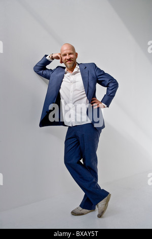 Reifer Mann Wand gelehnt, Porträt Stockfoto