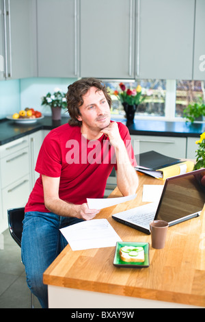 Mitte erwachsener Mann von zu Hause aus arbeiten Stockfoto