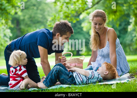 Mitte Erwachsenen Eltern beim Picknick mit Kindern Zwirnen Stockfoto