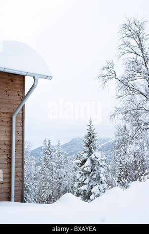 Berghütte in der Nähe von Wald im winter Stockfoto