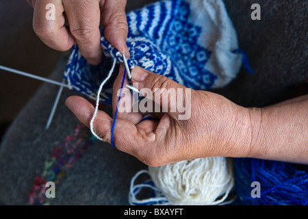 Ältere Frau stricken Stockfoto