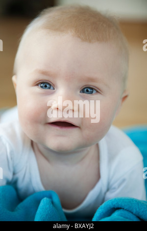 Babymädchen lächelnd Stockfoto