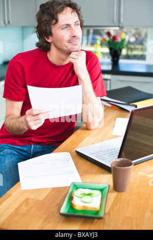 Mitte erwachsener Mann von zu Hause aus arbeiten Stockfoto