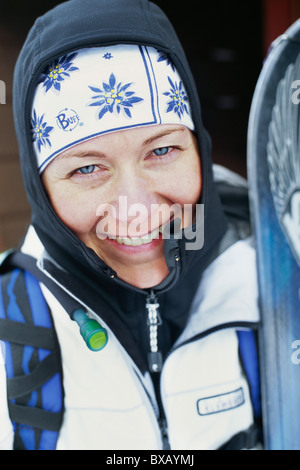 Porträt der lächelnde junge Frau Holding ski Stockfoto
