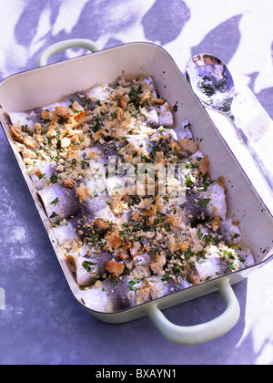 Fisch mit Beilagen serviert auf Tablett Stockfoto