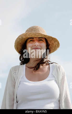 Porträt der Frau mit Strohhut Stockfoto