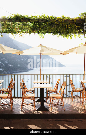 Angesichts der leeren Restaurant auf dem Meer Seite Stockfoto