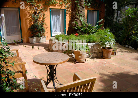 Holztisch und Stühle auf der Terrasse in Nizza. Cote d ' Azur. Frankreich Stockfoto