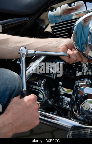Nahaufnahme des Mannes Reparatur Oldtimer Motorrad Stockfoto