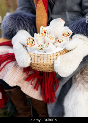 Frau mit Lunchpaket, Mittelteil Stockfoto