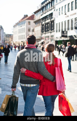 Paar mit Einkaufstüten, zu Fuß in die Stadt Stockfoto