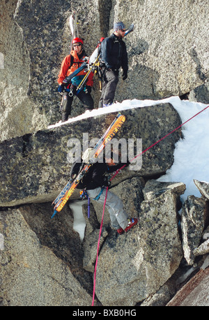 Telemark-Skifahrer auf Felsen klettern Stockfoto