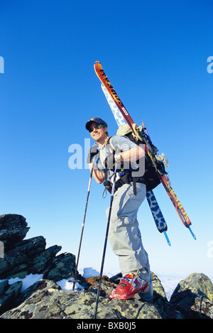 Telemark-Skifahrer stehen auf Berggipfel Stockfoto