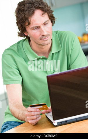 Mid-Adult Mann online-shopping Stockfoto