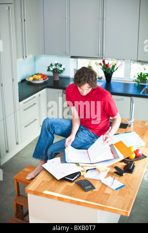 Mitte erwachsener Mann von zu Hause aus arbeiten Stockfoto