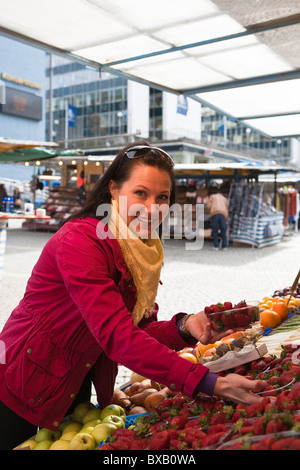 Junge Frau einkaufen in Obstmarkt Stockfoto