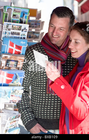 Paar kaufen Postkarten aus Outdoor-stall Stockfoto