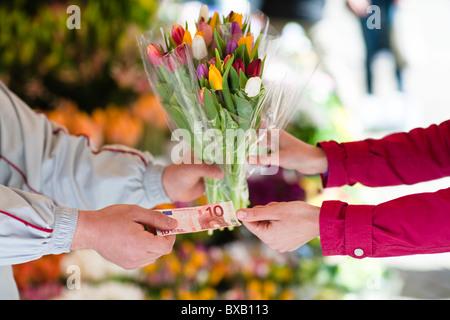 Person Blumenstrauß vom Hersteller zu kaufen Stockfoto