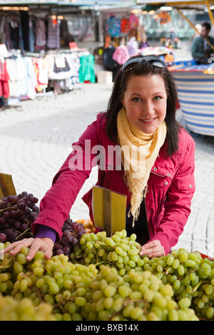 Junge Frau einkaufen in Obstmarkt Stockfoto