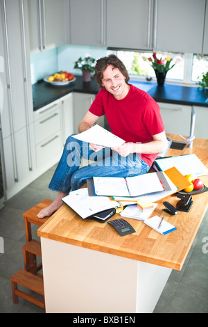 Mitte erwachsener Mann von zu Hause aus arbeiten Stockfoto