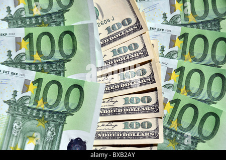 100 US-Dollar und 100 Euro-Banknoten Stockfoto