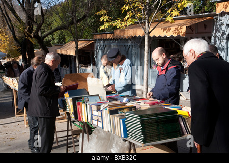 Buch-Stände auf der Cuesta de Moyano Buchmesse bekannt für gute Preise für gebrauchte Bücher, Madrid, Spanien. Foto: Jeff Gilbert Stockfoto