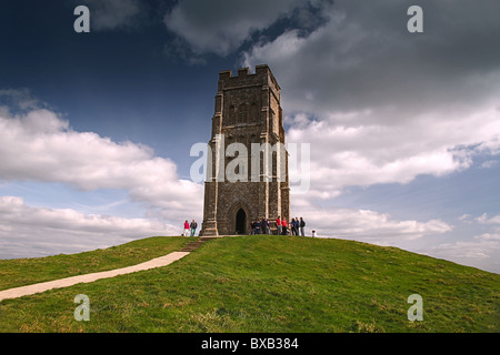 St. Michael Turm - die Überreste der zerstörten Kapelle - sitzt auf dem Gipfel des Glastonbury Tor, Somerset, England, UK Stockfoto