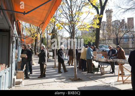 Buch-Stände auf der Cuesta de Moyano Buchmesse bekannt für gute Preise für gebrauchte Bücher, Madrid, Spanien. Foto: Jeff Gilbert Stockfoto