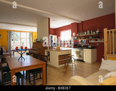 Offene Küche und Esszimmer mit antiken Leiter zurück Stühle an ... Offene Küche und Esszimmer mit antiken Leiter zurück Stühle an ...