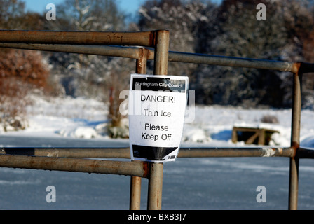 dünnem Eis Gefahrenzeichen neben See in lokalen park England uk Stockfoto