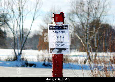 dünnem Eis Gefahrenzeichen neben See in lokalen park England uk Stockfoto