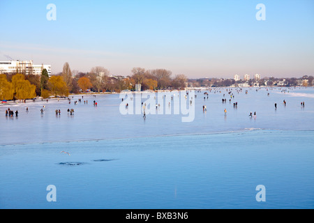 Blick auf den zugefrorenen See der Außenalster in Hamburg, Deutschland Stockfoto