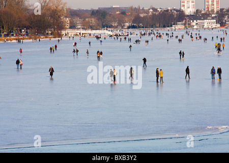 Blick auf den zugefrorenen See der Außenalster in Hamburg, Deutschland Stockfoto