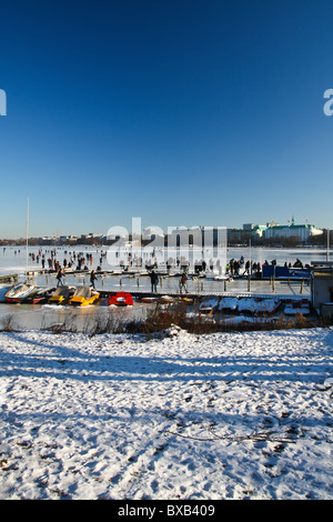 Blick auf den zugefrorenen See der Außenalster in Hamburg, Deutschland Stockfoto