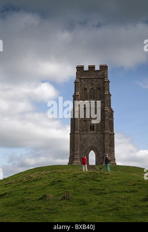 St. Michael Turm - die Überreste der zerstörten Kapelle - sitzt auf dem Gipfel des Glastonbury Tor, Somerset, England, UK Stockfoto