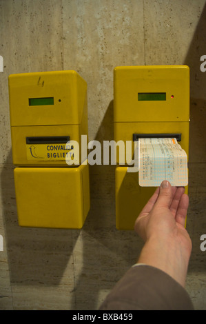 Validierung von Ticket auf Plattform bei Messina Centrale Bahnhof Bahnhof Messina City Sizilien Italien Europa Stockfoto