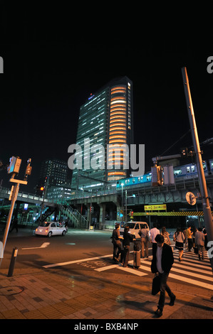 Fußgänger überqueren Straße in Akihabara in der Nacht, Tokyo, Japan Stockfoto