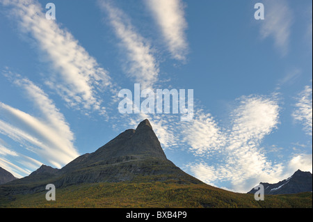 Berggipfel gegen Himmel Stockfoto