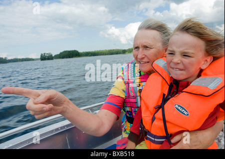 Großmutter und Enkel fahren im Motorboot Stockfoto