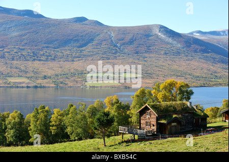 Holzhaus am Ufer des Meeres, Bergkette im Hintergrund Stockfoto