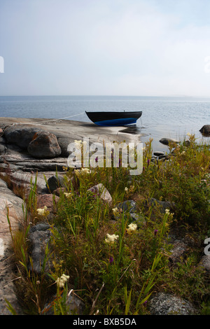 Kleines Boot festgemacht an Küste Stockfoto