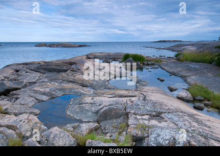 Meer und felsige Ufer Stockfoto