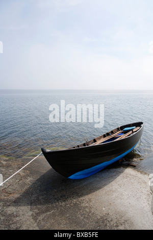 Kleines Boot festgemacht an Küste Stockfoto