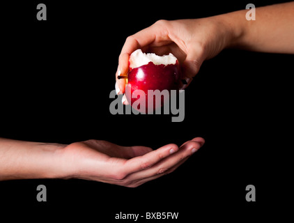 Frau mit roter Apfel auf schwarzem Hintergrund Stockfoto