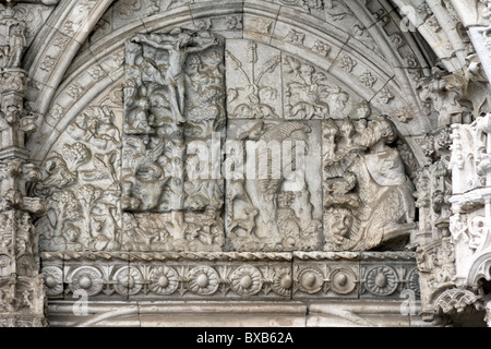 Mosteiro Dos Jeronimos, Belem, Lissabon, Portugal. Detail das Tympanon zeigt der Heilige Hieronymus in der Wüste. Stockfoto