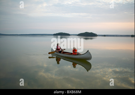 Mutter mit Tochter im Ruderboot Stockfoto