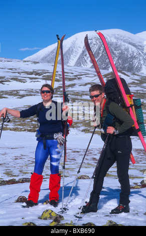 Frau und Mann, der Himmel auf den Schultern trägt Stockfoto