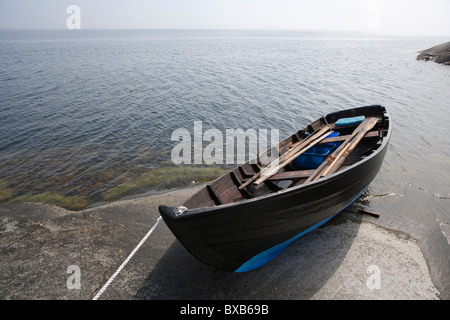 Kleines Boot festgemacht an Küste Stockfoto