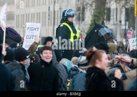 Metropolitanpolizei Pferde im Einsatz während der studentischen Unruhen in London im Jahr 2010. Stockfoto